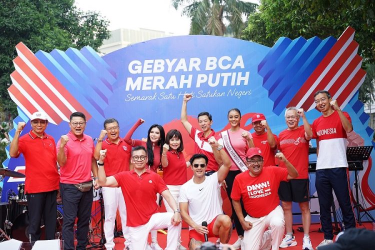 Jajaran Komisaris dan Direksi BCA yang terdiri dari Komisaris Independen BCA Raden Pardede (kiri belakang), Komisaris Independen BCA Cyrillus Harinowo (ketiga kanan belakang), Wakil Presiden Direktur BCA Armand W. Hartono (tengah belakang), Wakil Presiden Direktur BCA Hendra Lembong (kanan depan), Direktur BCA Subur Tan (ketiga kiri belakang), Direktur BCA Rudy Susanto (kedua kanan belakang), Direktur BCA Lianawaty Suwono (kelima kiri belakang), Direktur BCA John Kosasih (kedua kiri belakang), Direktur BCA Haryanto Budiman (kiri depan), dan Direktur BCA Antonius Widodo Mulyono (kanan belakang) berfoto bersama dengan bintang tamu kegiatan Gebyar BCA Merah Putih Dion Wiyoko (tengah depan), Maria Vania (keempat kiri belakang), dan Puteri Indonesia Pariwisata 2023 Lulu Zaharani (keempat kanan belakang). Manajemen BCA mengajak seluruh peserta untuk hidup sehat dan peduli lingkungan dengan ikut gerakan memilah dan mengolah sampah plastik.
