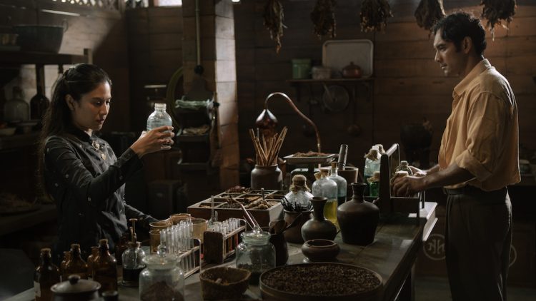 GadisKretek. (L to R) Dian Sastrowardoyo as Dasiyah, Ario Bayu as Raja in GadisKretek. Cr. Courtesy of Netflix © 2023